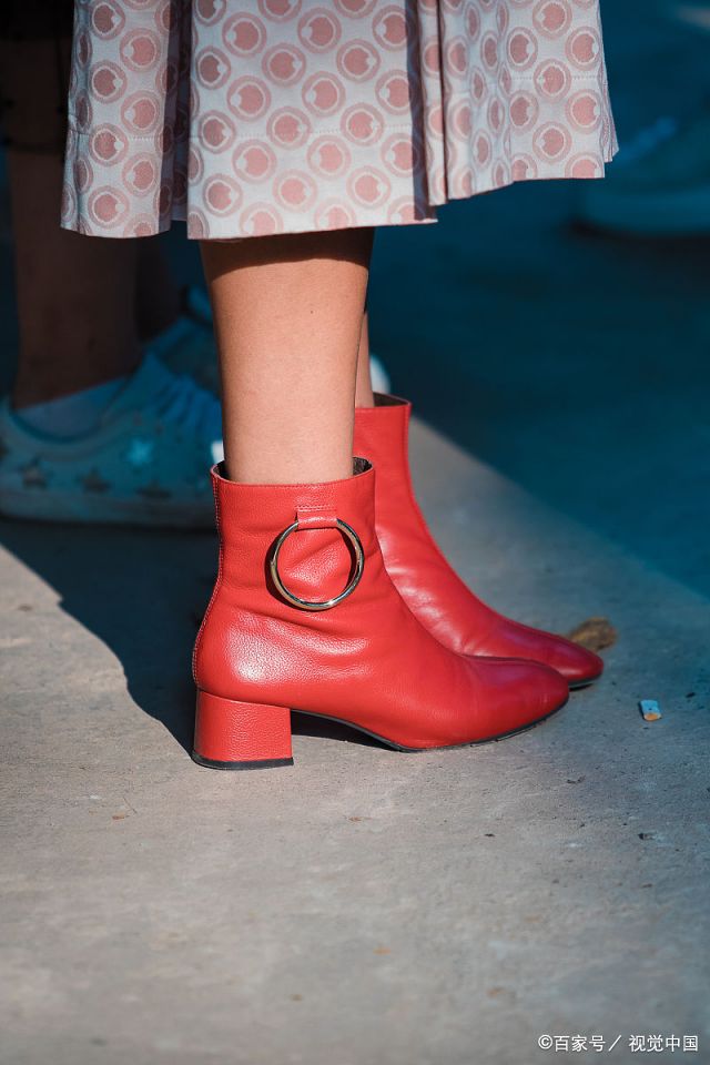 新年走鸿运,美女们都爱穿红鞋子,有人还是全身红!